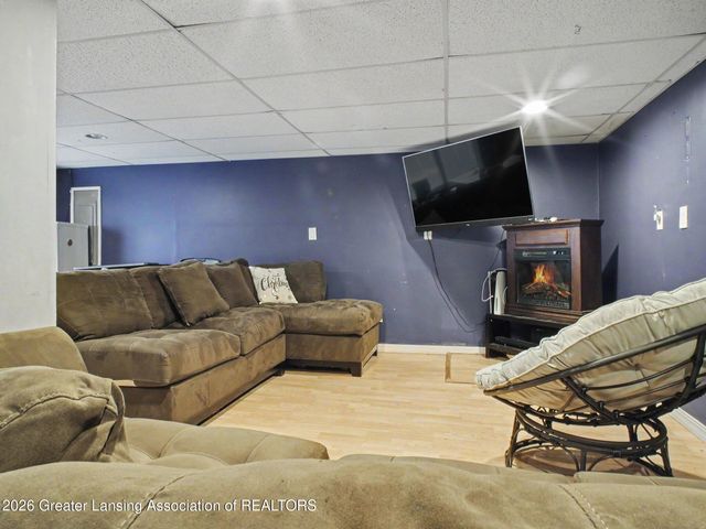 805 Dryer Farm Road, Lansing, MI 48917