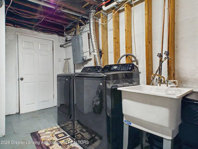 805 Dryer Farm Road, Lansing, MI 48917