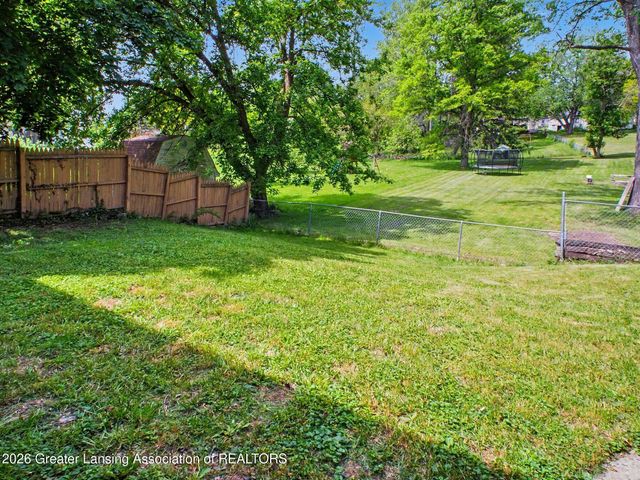 805 Dryer Farm Road, Lansing, MI 48917