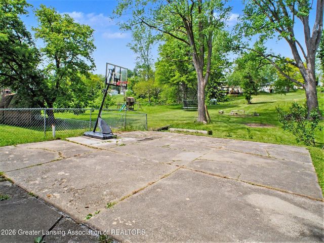 805 Dryer Farm Road, Lansing, MI 48917