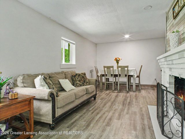 805 Dryer Farm Road, Lansing, MI 48917