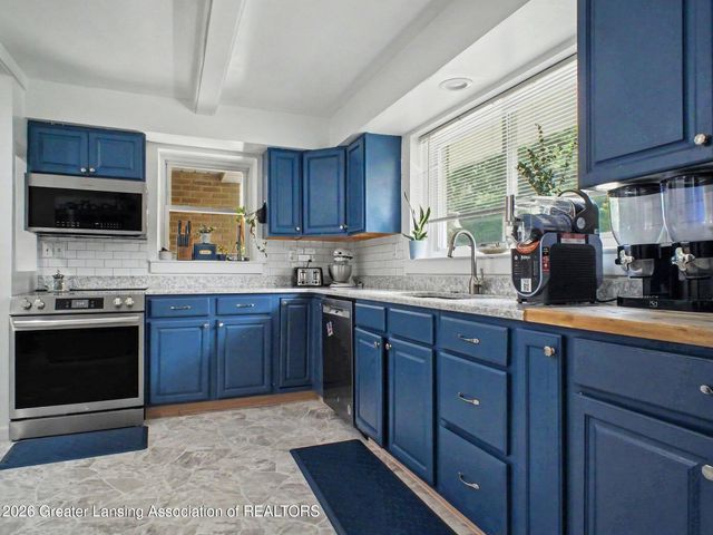 805 Dryer Farm Road, Lansing, MI 48917