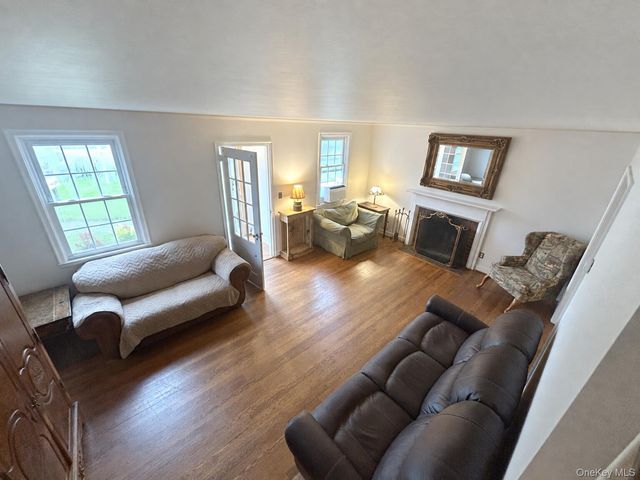 2 RUTH Place, Glen Head, NY 11545