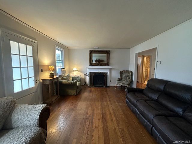 2 RUTH Place, Glen Head, NY 11545