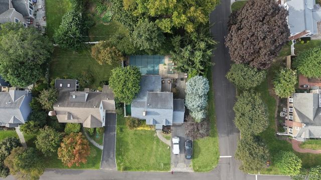 2 RUTH Place, Glen Head, NY 11545