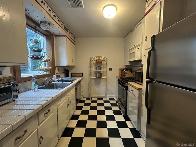 2 RUTH Place, Glen Head, NY 11545