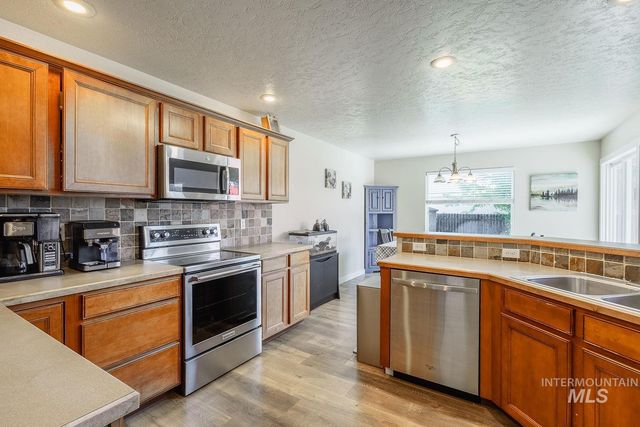 890 N Oxwich Ave, Meridian, ID 83642