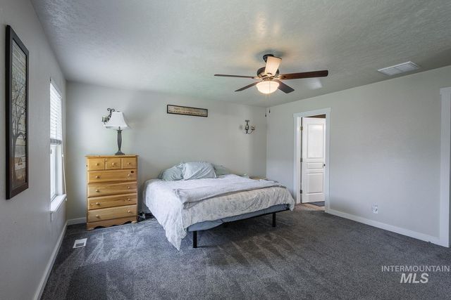 890 N Oxwich Ave, Meridian, ID 83642