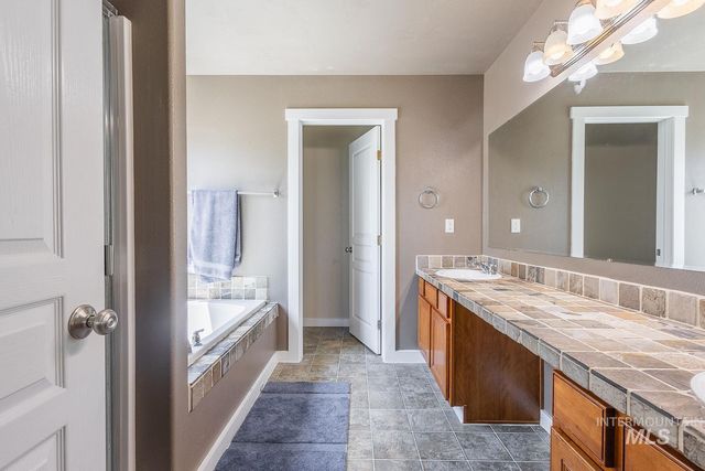 890 N Oxwich Ave, Meridian, ID 83642