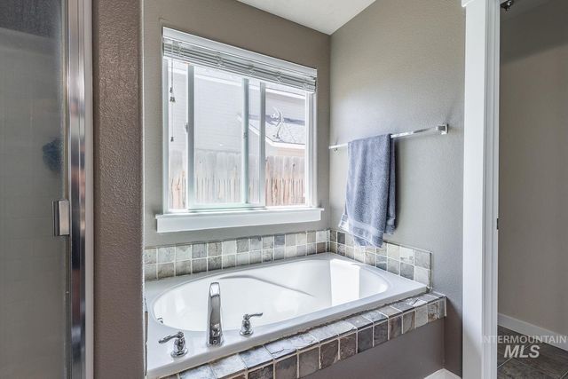 890 N Oxwich Ave, Meridian, ID 83642