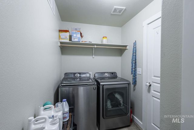 890 N Oxwich Ave, Meridian, ID 83642