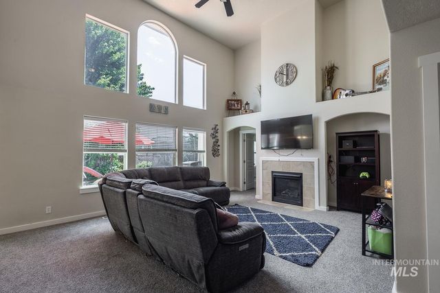 890 N Oxwich Ave, Meridian, ID 83642