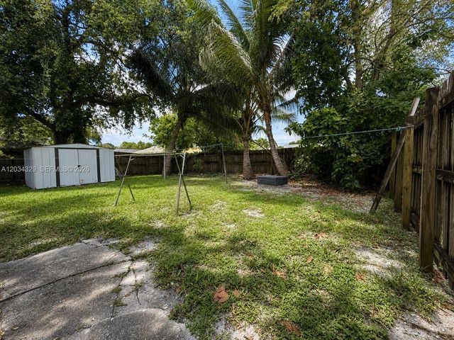 2160 NW 98th St, Miami, FL 33147