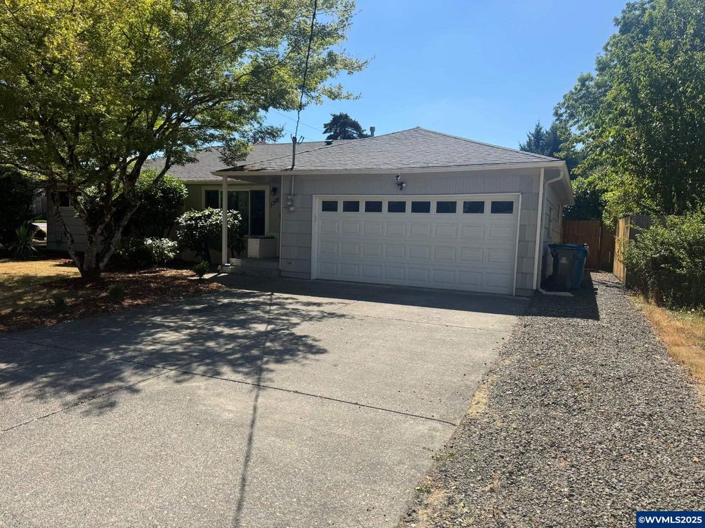 1388 Hillendale SE Dr, Salem, OR 97302