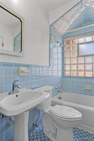 1334 Pinetree Lane, St Louis, MO 63119