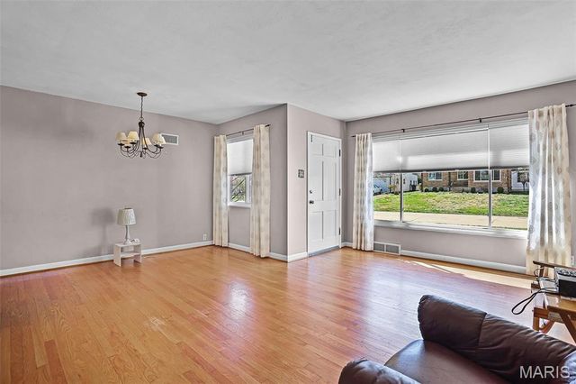 1334 Pinetree Lane, St Louis, MO 63119