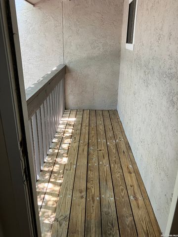 8702 Stream Circle, San Antonio, TX 78250