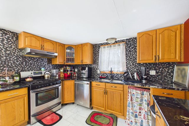 7 Wayne St, Fairhaven, MA 02719