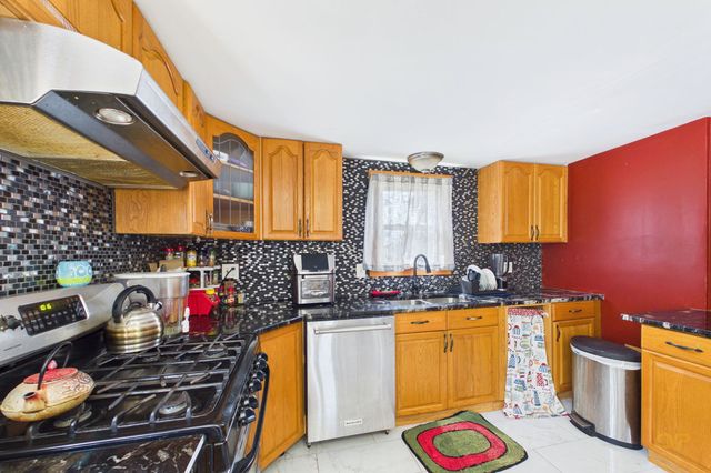 7 Wayne St, Fairhaven, MA 02719