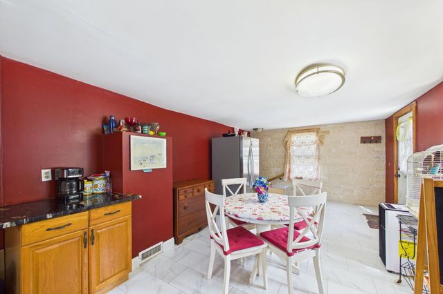 7 Wayne St, Fairhaven, MA 02719