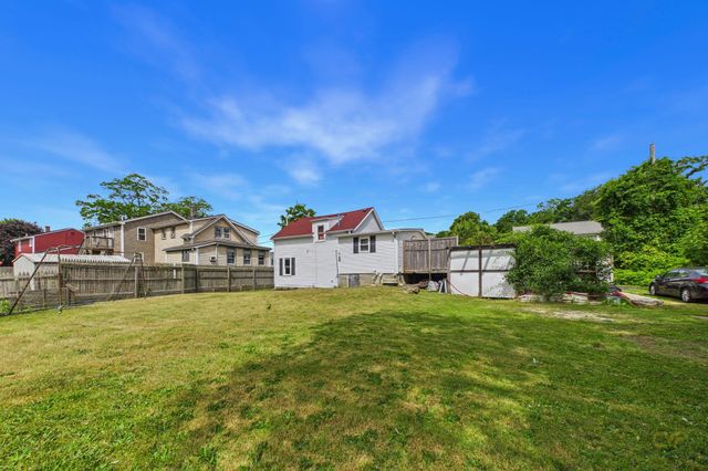 7 Wayne St, Fairhaven, MA 02719