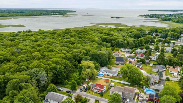 7 Wayne St, Fairhaven, MA 02719