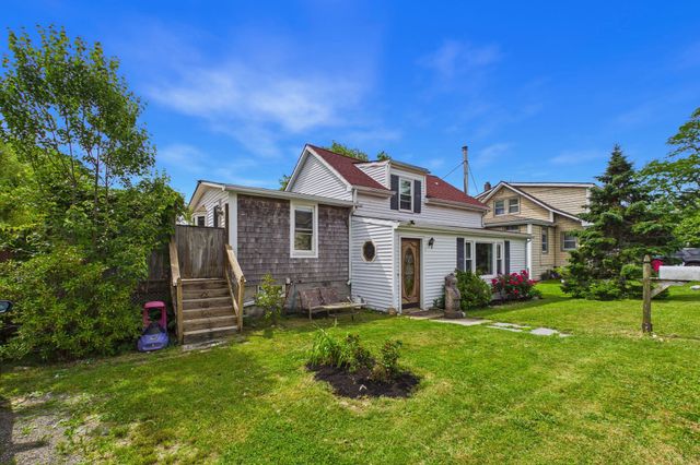 7 Wayne St, Fairhaven, MA 02719