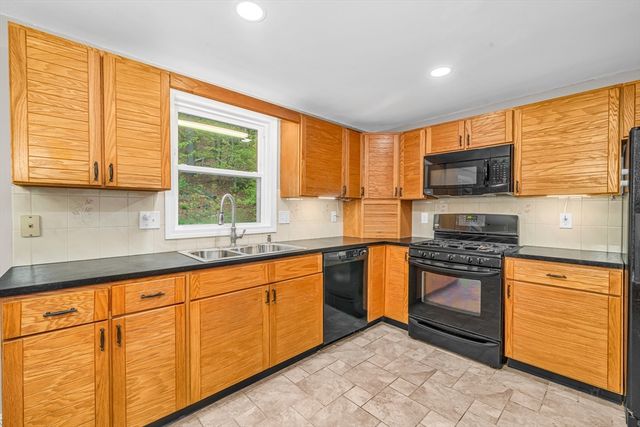 20 Greenlawn Ave, Dracut, MA 01826