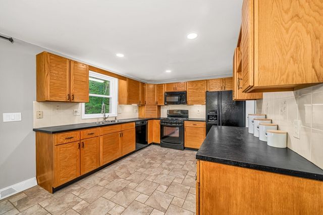 20 Greenlawn Ave, Dracut, MA 01826