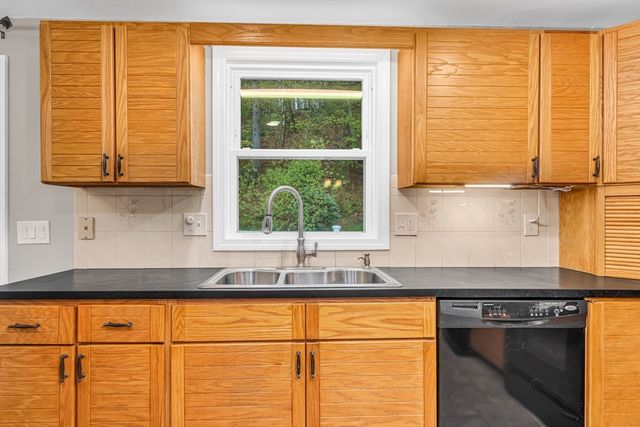 20 Greenlawn Ave, Dracut, MA 01826
