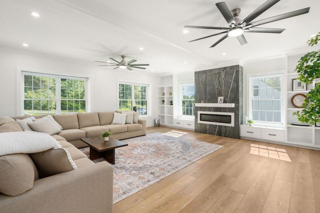 9 Flanagan Dr, Shrewsbury, MA 01545
