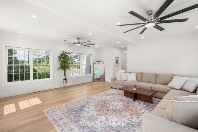 9 Flanagan Dr, Shrewsbury, MA 01545