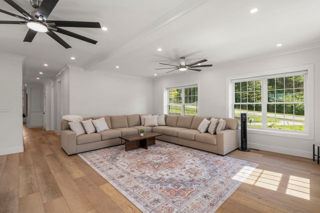 9 Flanagan Dr, Shrewsbury, MA 01545