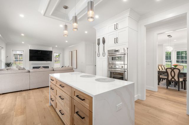 9 Flanagan Dr, Shrewsbury, MA 01545