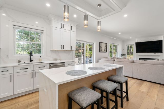 9 Flanagan Dr, Shrewsbury, MA 01545