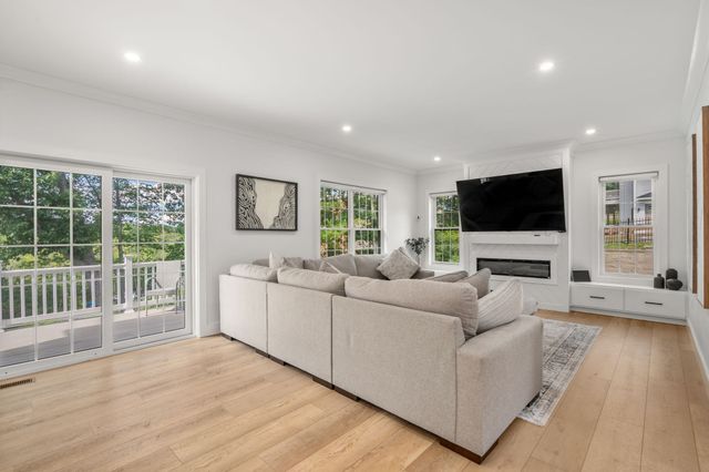 9 Flanagan Dr, Shrewsbury, MA 01545