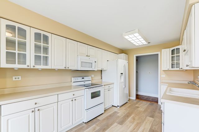701 Lake Hinsdale Drive 412, Willowbrook, IL 60527