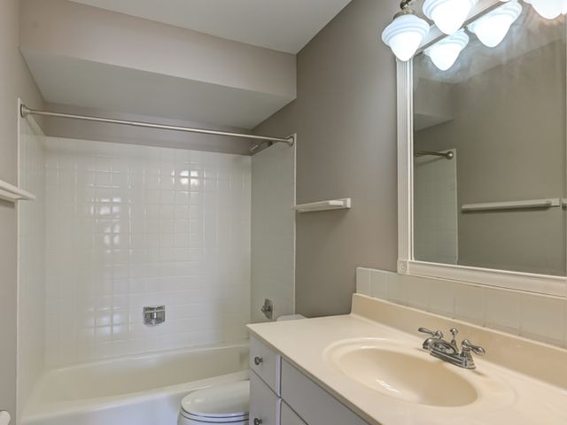701 Lake Hinsdale Drive 412, Willowbrook, IL 60527