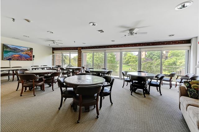 701 Lake Hinsdale Drive 412, Willowbrook, IL 60527