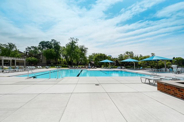 701 Lake Hinsdale Drive 412, Willowbrook, IL 60527