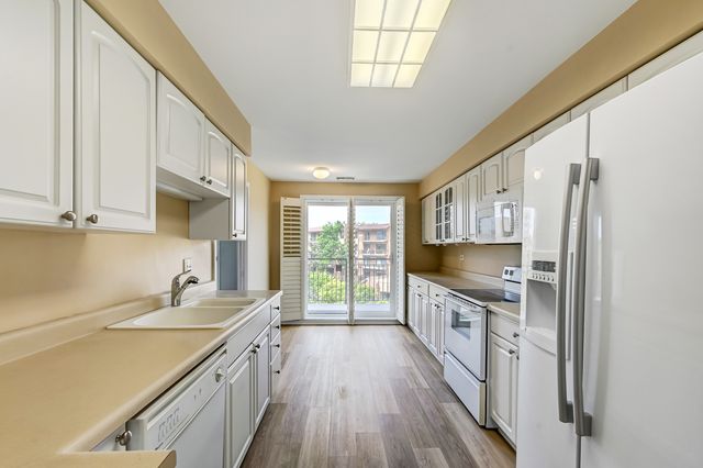 701 Lake Hinsdale Drive 412, Willowbrook, IL 60527