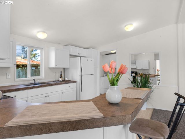 208 2ND St, Long Beach, WA 98631