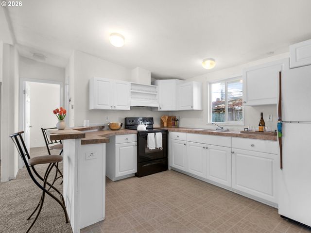 208 2ND St, Long Beach, WA 98631