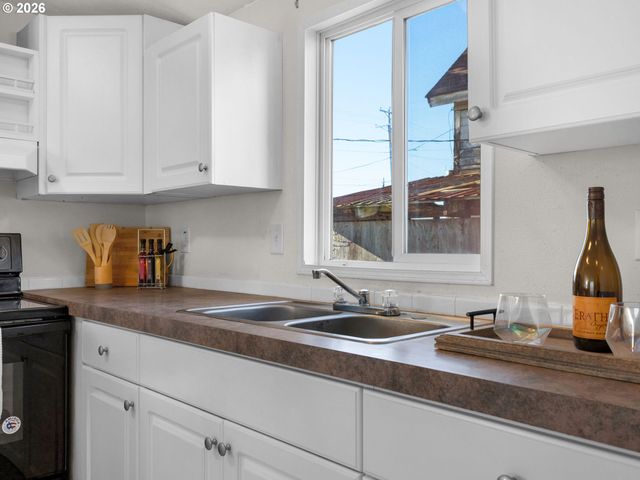 208 2ND St, Long Beach, WA 98631