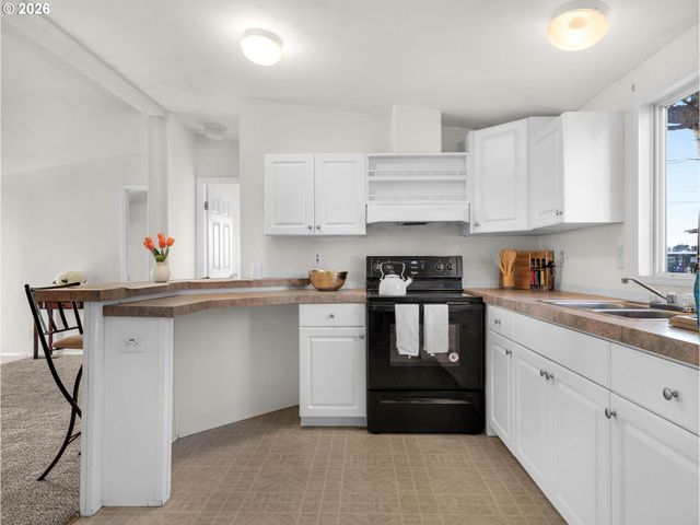 208 2ND St, Long Beach, WA 98631