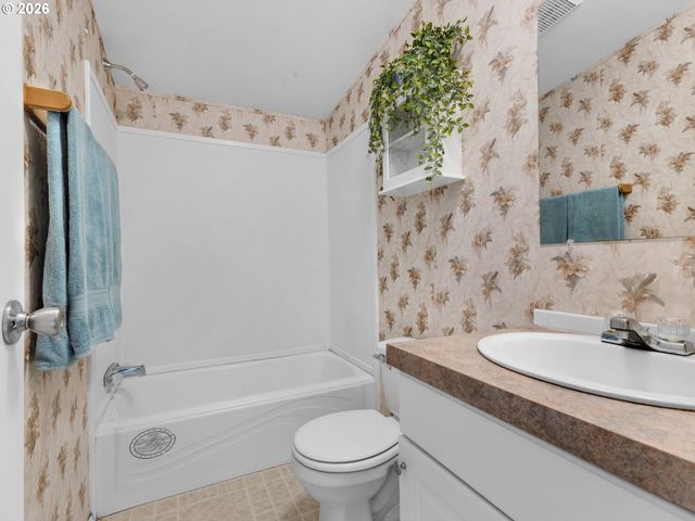 208 2ND St, Long Beach, WA 98631