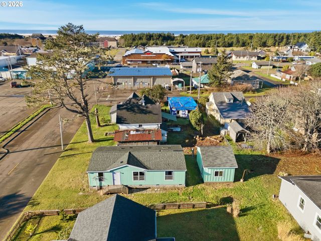 208 2ND St, Long Beach, WA 98631