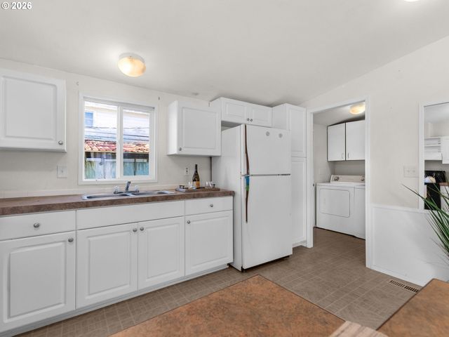 208 2ND St, Long Beach, WA 98631