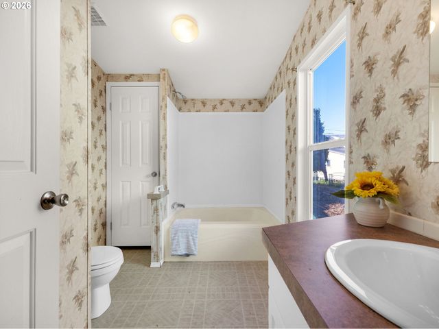 208 2ND St, Long Beach, WA 98631