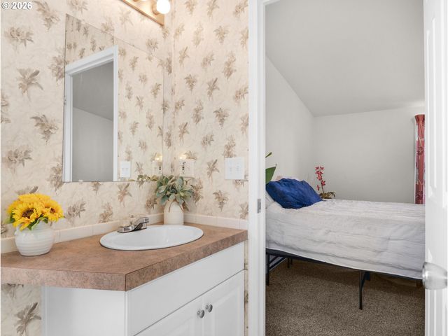 208 2ND St, Long Beach, WA 98631